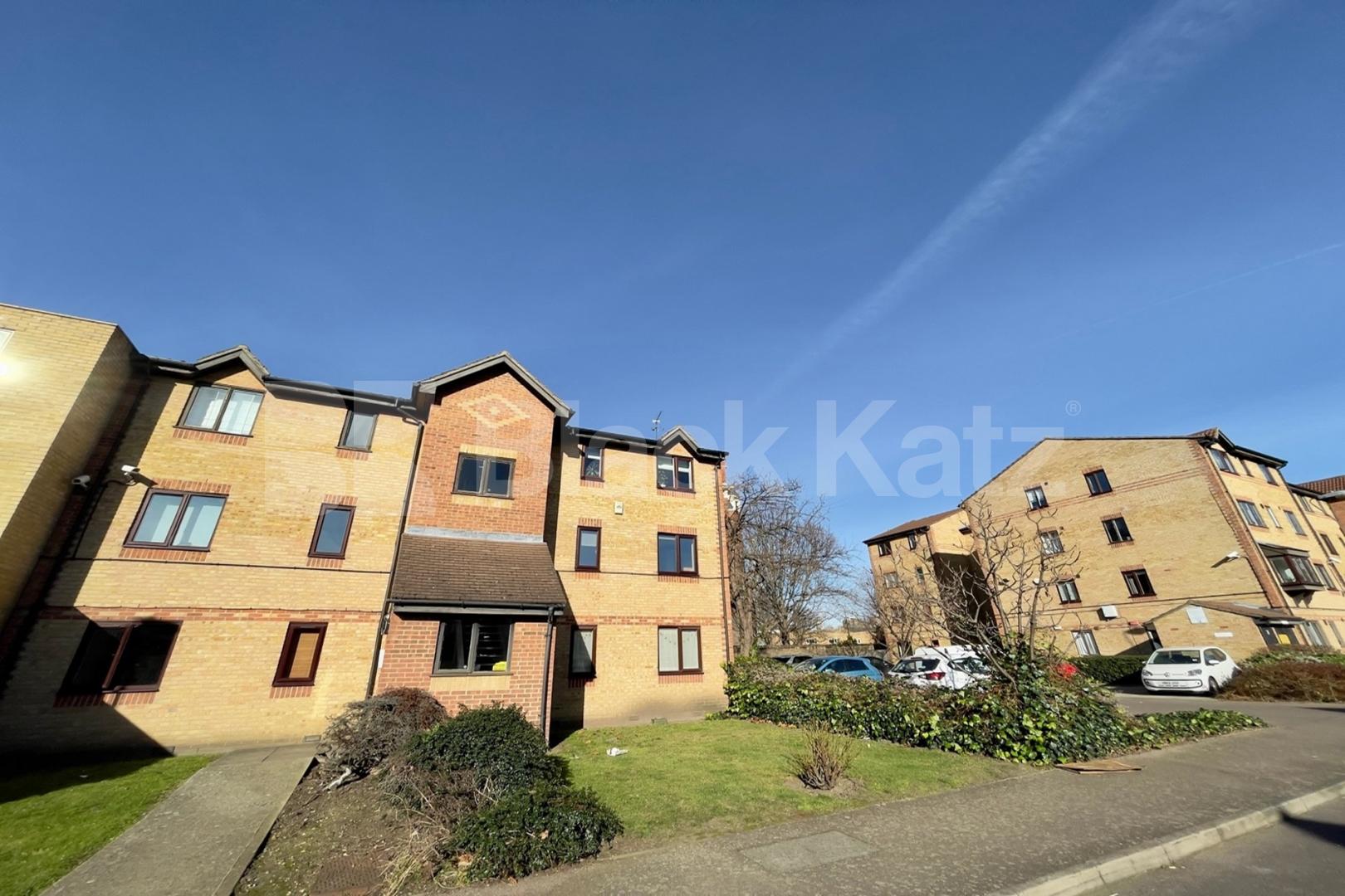 Contemporary ground floor apartment with beautiful communal gardens John Maurice Close, Elephant and Castle / Borough